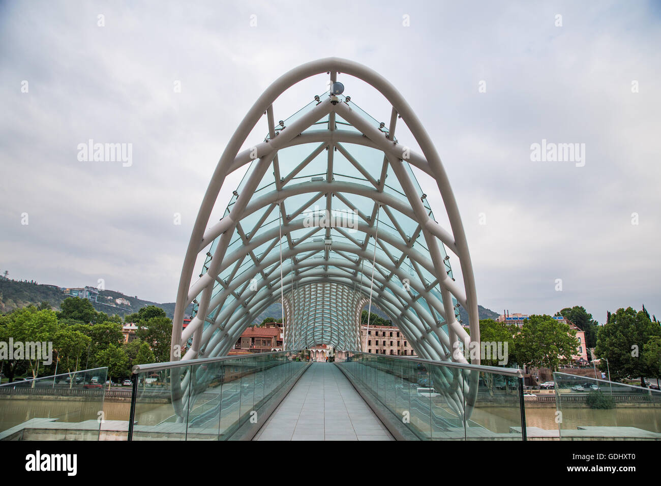 Pont de la paix sur la rivière Mtkvari à Tbilissi, Géorgie Banque D'Images