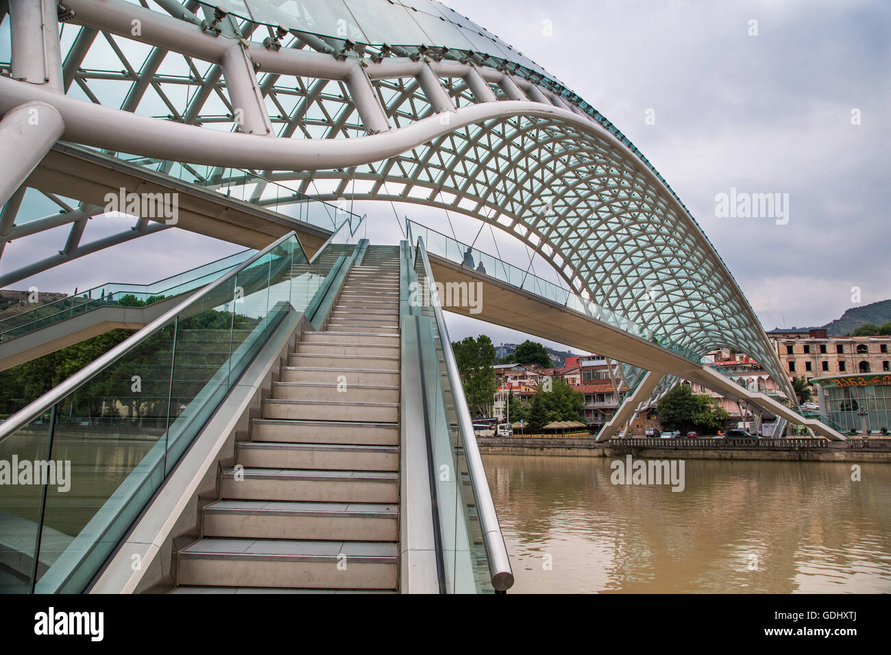 Pont de la paix sur la rivière Mtkvari à Tbilissi, Géorgie Banque D'Images