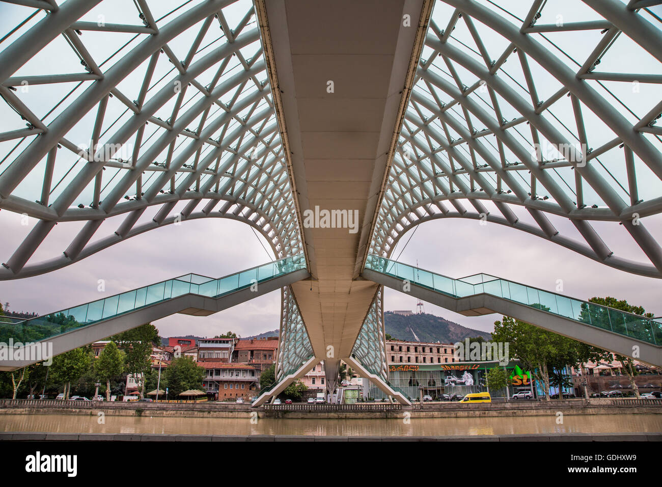 Pont de la paix sur la rivière Mtkvari à Tbilissi, Géorgie Banque D'Images