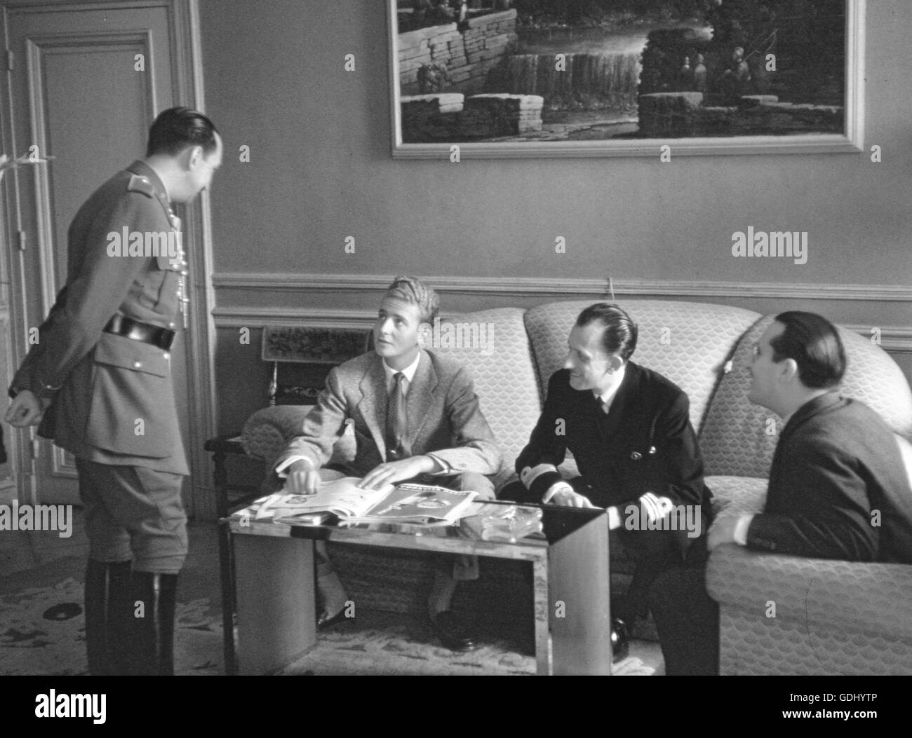 Le Prince Juan Carlos, parlant avec les conseillers, 1955 Banque D'Images