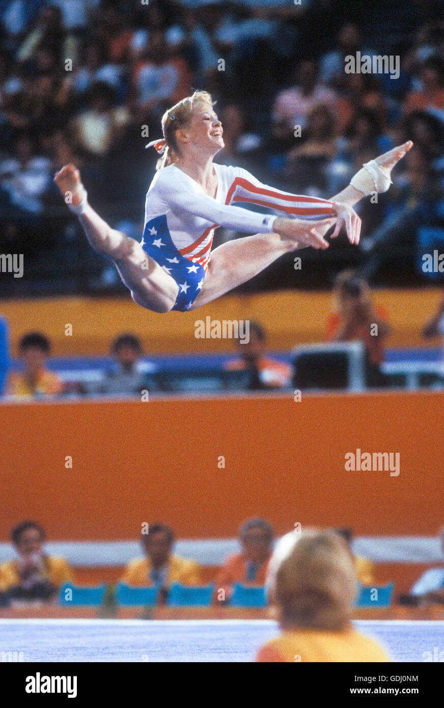 Julianne McNamara effectue en exercice au sol à la compétition aux Jeux Olympiques de 1984 à Los Angeles. Banque D'Images