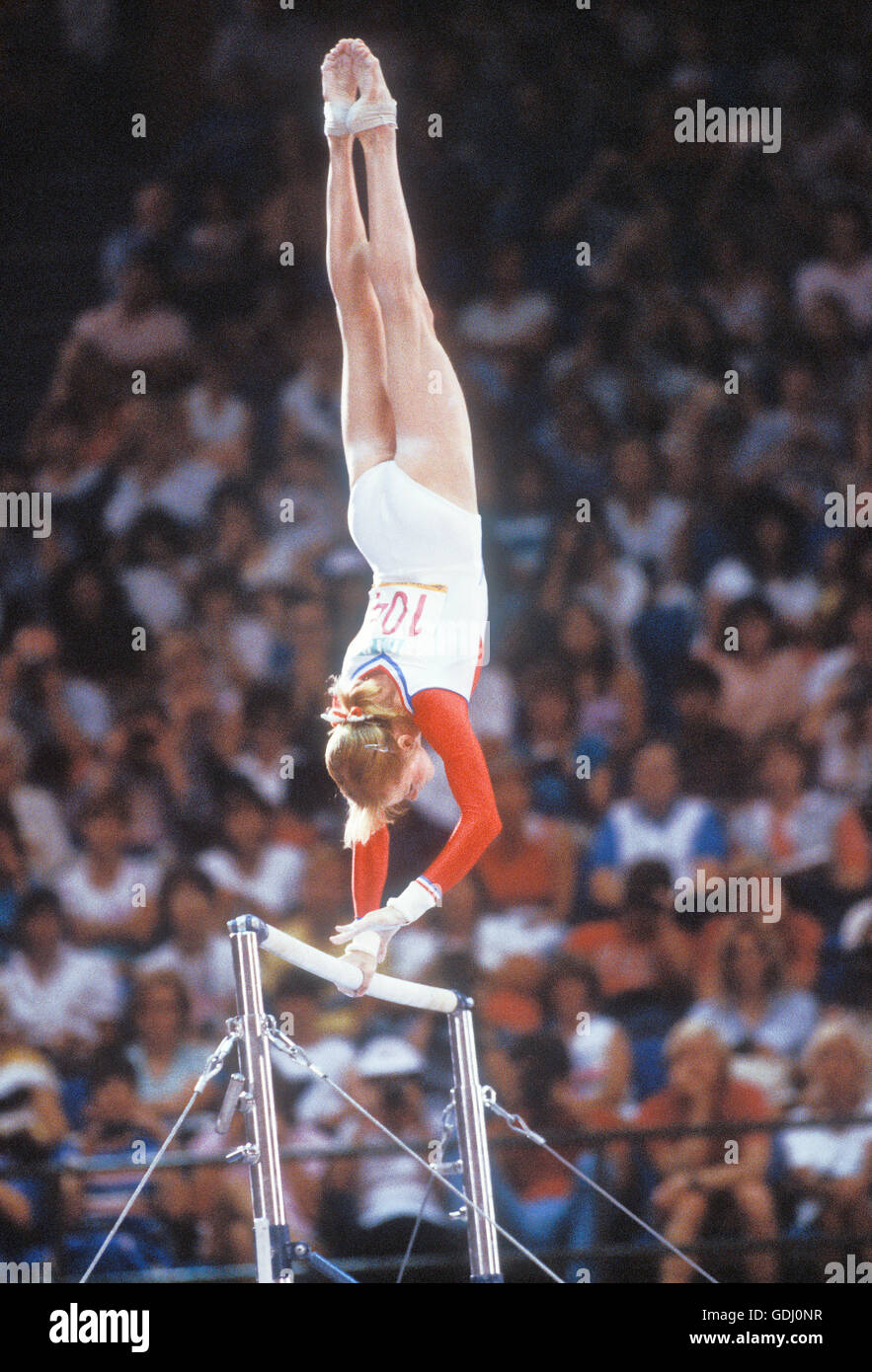 Julianne McNamara effectue en barres asymétriques la concurrence au Jeux Olympiques de 1984 à Los Angeles. Banque D'Images