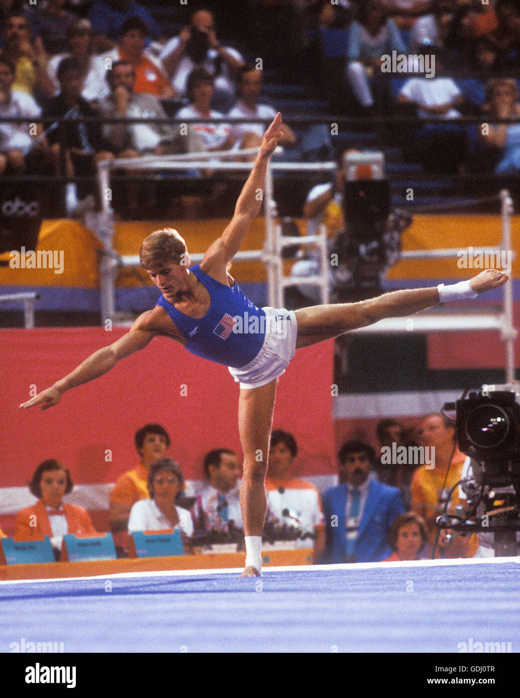 Peter Vidmar de USA effectue sur les exercices au sol au Jeux Olympiques de 1984 à Los Angeles. Banque D'Images