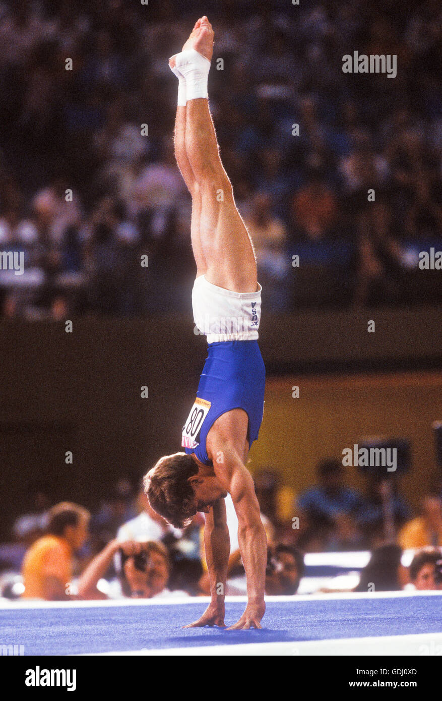Peter Vidmar de USA effectue sur les exercices au sol au Jeux Olympiques de 1984 à Los Angeles. Banque D'Images