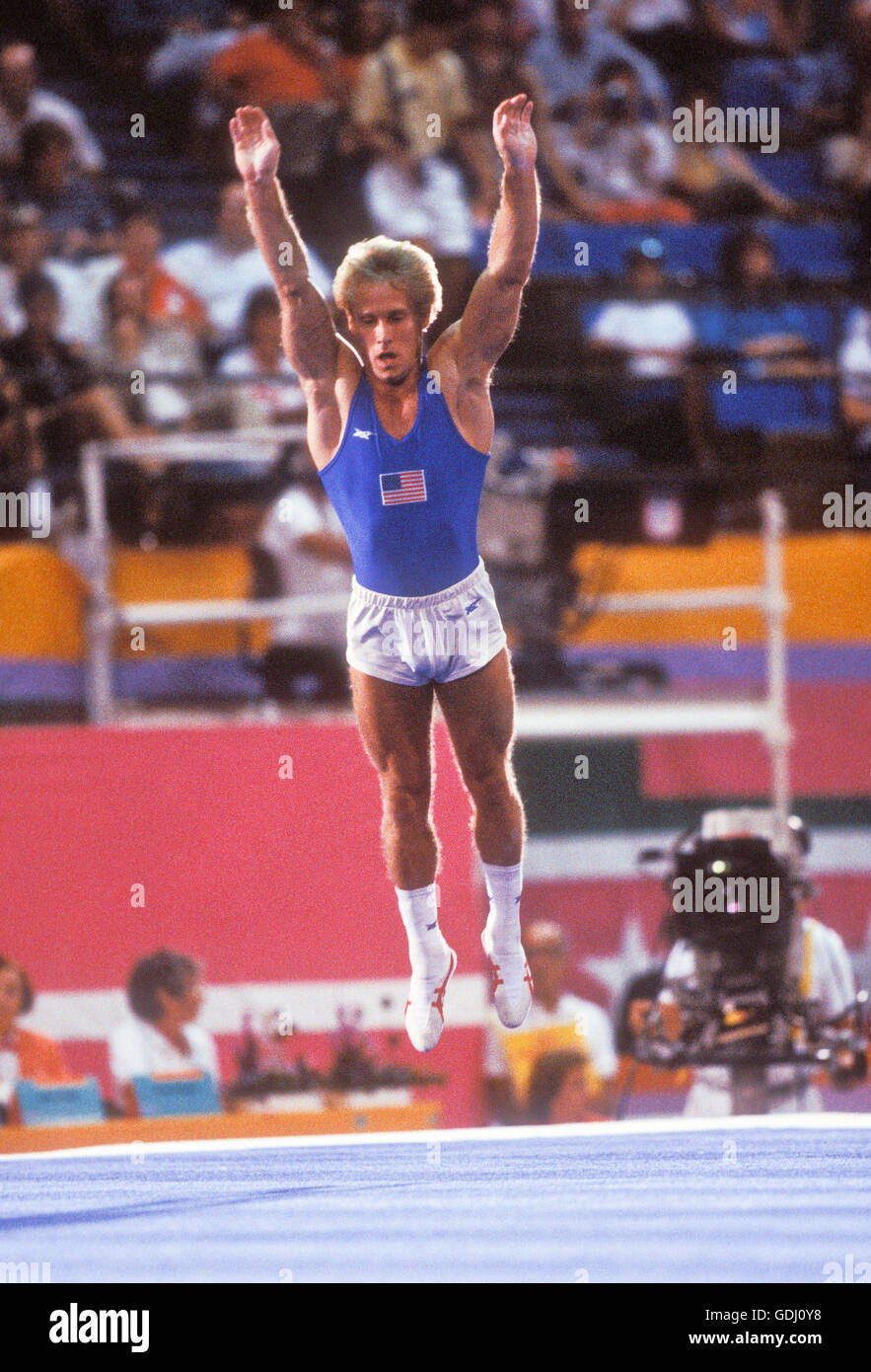 Bart Conner de USA effectue sur les exercices au sol au Jeux Olympiques de 1984 à Los Angeles. Banque D'Images