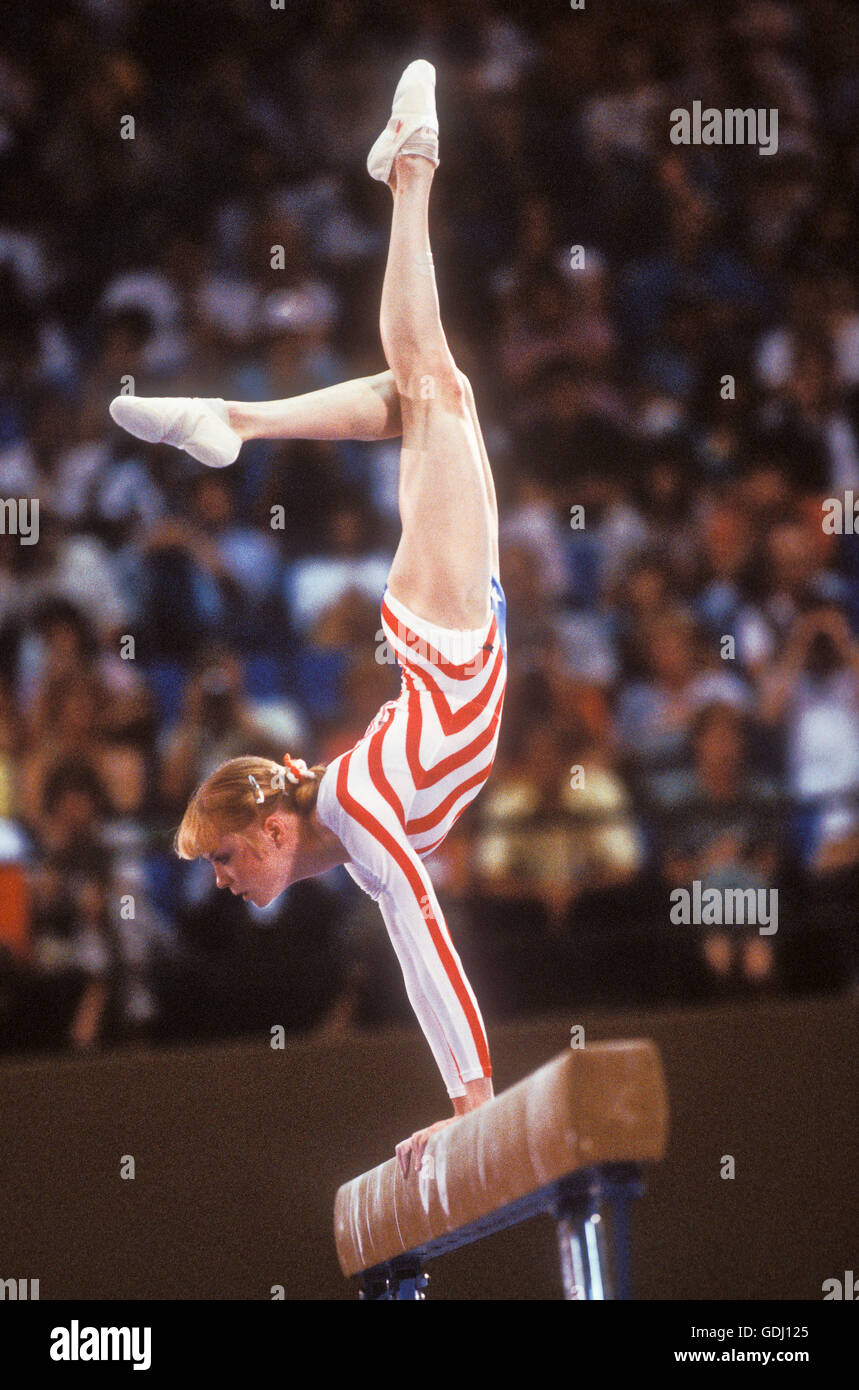 Julianne McNamara de USA effectue sur la poutre lors de la compétition au Jeux Olympiques de 1984 à Los Angeles. Banque D'Images