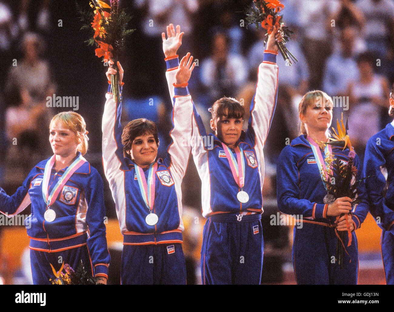 L'équipe de gymnastique des États-Unis se tient sur la victoire avec médailles d'argent à la compétition par équipe aux Jeux Olympiques de 1984 à la Banque D'Images