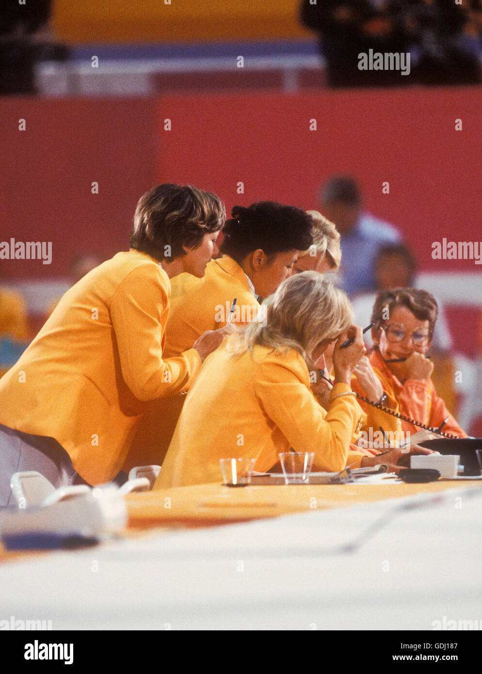 Les juges olympiques au lieu de gymnastique au cours de la concurrence au Jeux Olympiques de 1984 à Los Angeles. Banque D'Images