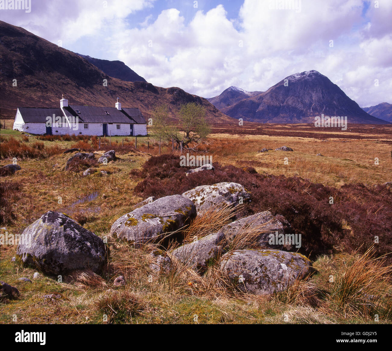 Le croft noir avec Buachaille Etive Mhor en vue, Glencoe, West Highlands Banque D'Images