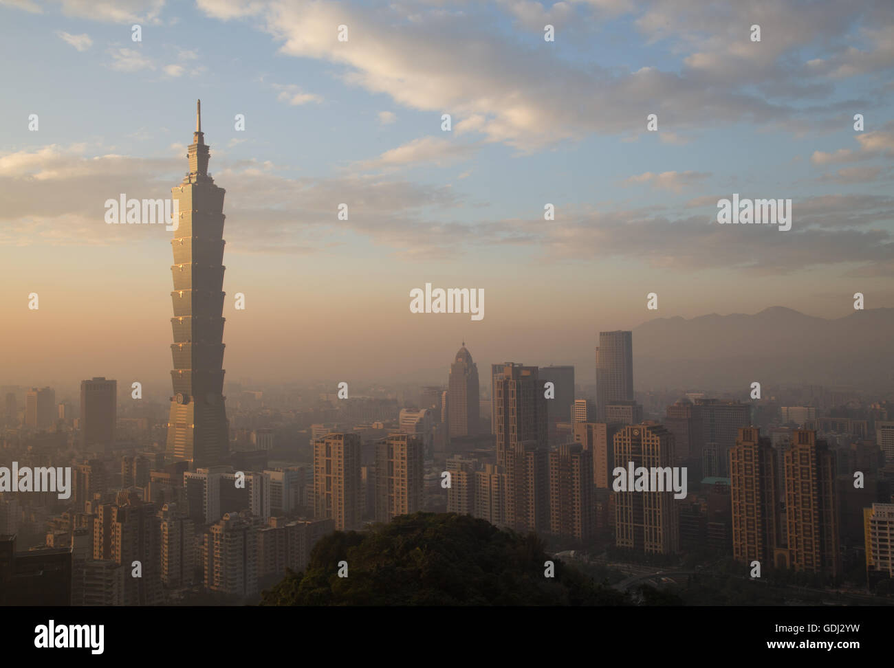 Taipei, Taiwan - le 5 janvier 2015 : Photo de Taipei City skyline pendant le coucher du soleil. Banque D'Images