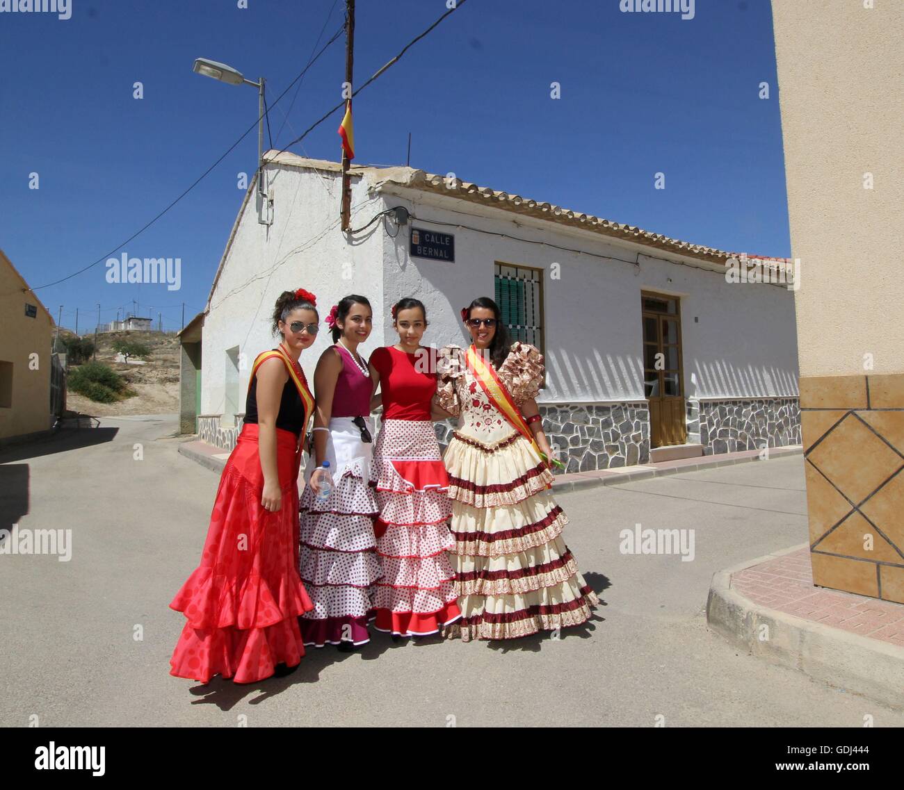 4 mai 2014. La Murta Fiesta, Bellavista, Murcia, Espagne. Les jeunes femmes en costume traditionnel. Banque D'Images