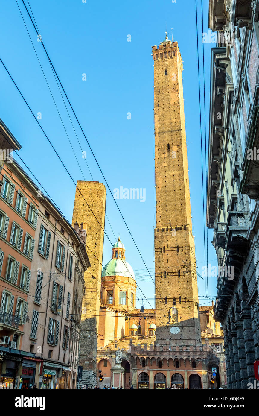 Vue sur la rue célèbre avec deux tours de Bologne, Italie Banque D'Images