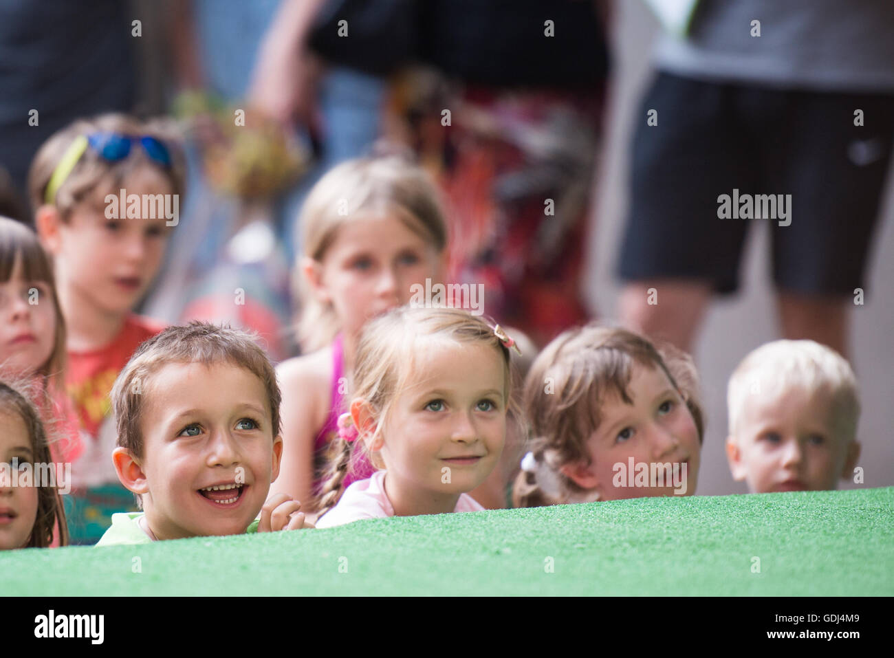 Enfants Les enfants à un public de théâtre au Festival le Carême, Maribor, Slovénie, 2015 Banque D'Images