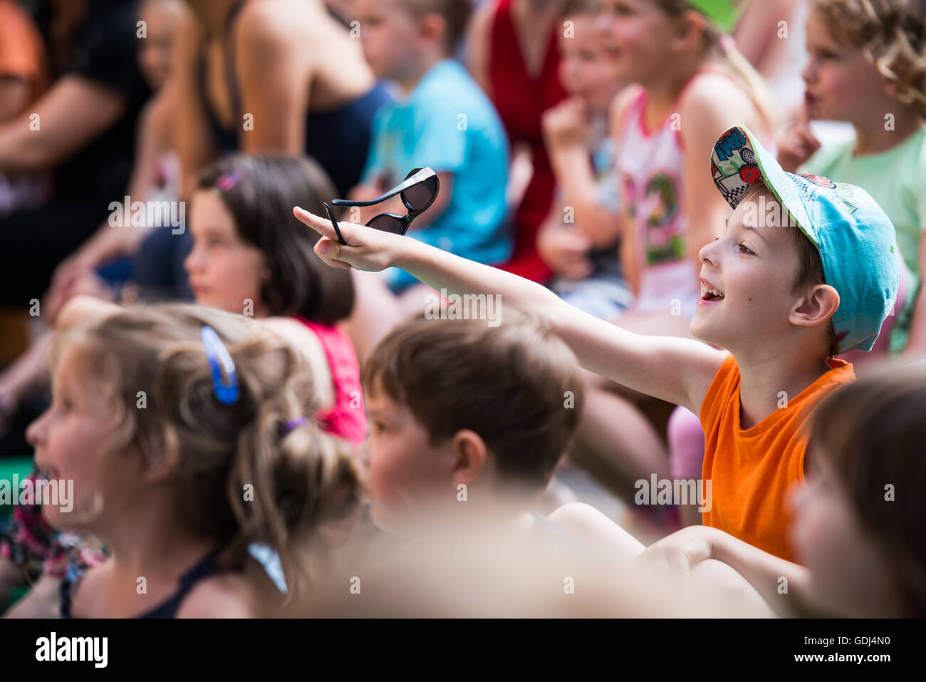 Enfants Les enfants à un public de théâtre au Festival le Carême, Maribor, Slovénie, 2015 Banque D'Images