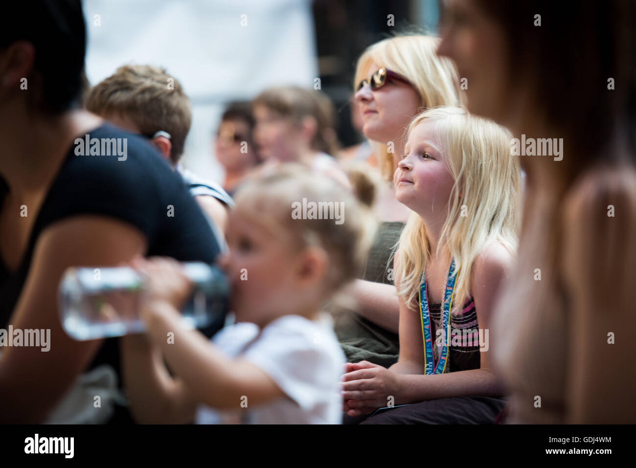 Enfants Les enfants à un public de théâtre au Festival le Carême, Maribor, Slovénie, 2015 Banque D'Images