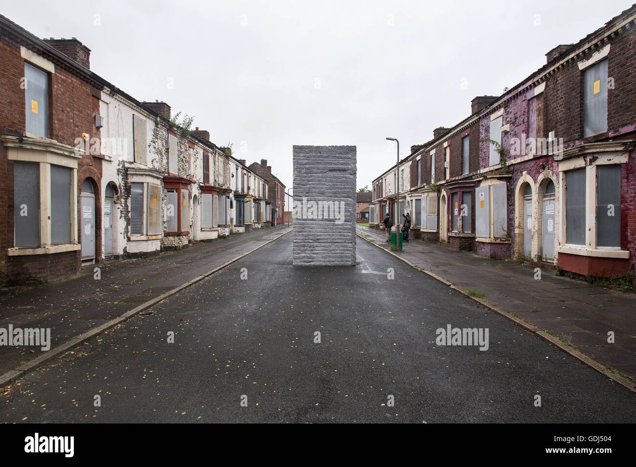 'Momentary Monument - Le stone' par Lara Favaretto, se dresse sur Rhiwlas Street, à Liverpool, Merseyside, dans le cadre de la Biennale 2016 Banque D'Images