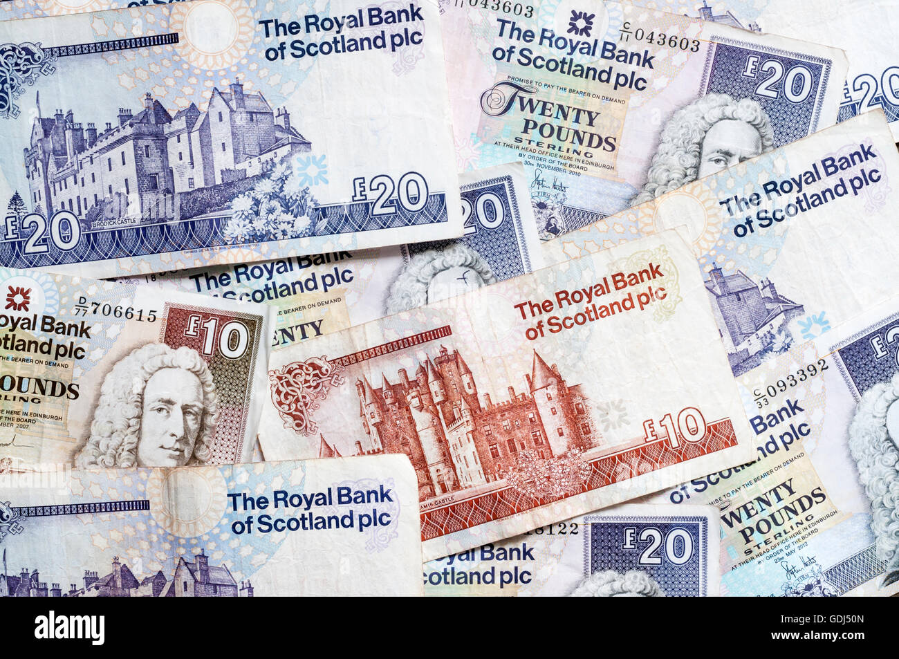 Une pile de 10 € écossais (10 lb) et 20 € (vingt livres) émis par la Royal Bank of Scotland plc. Banque D'Images