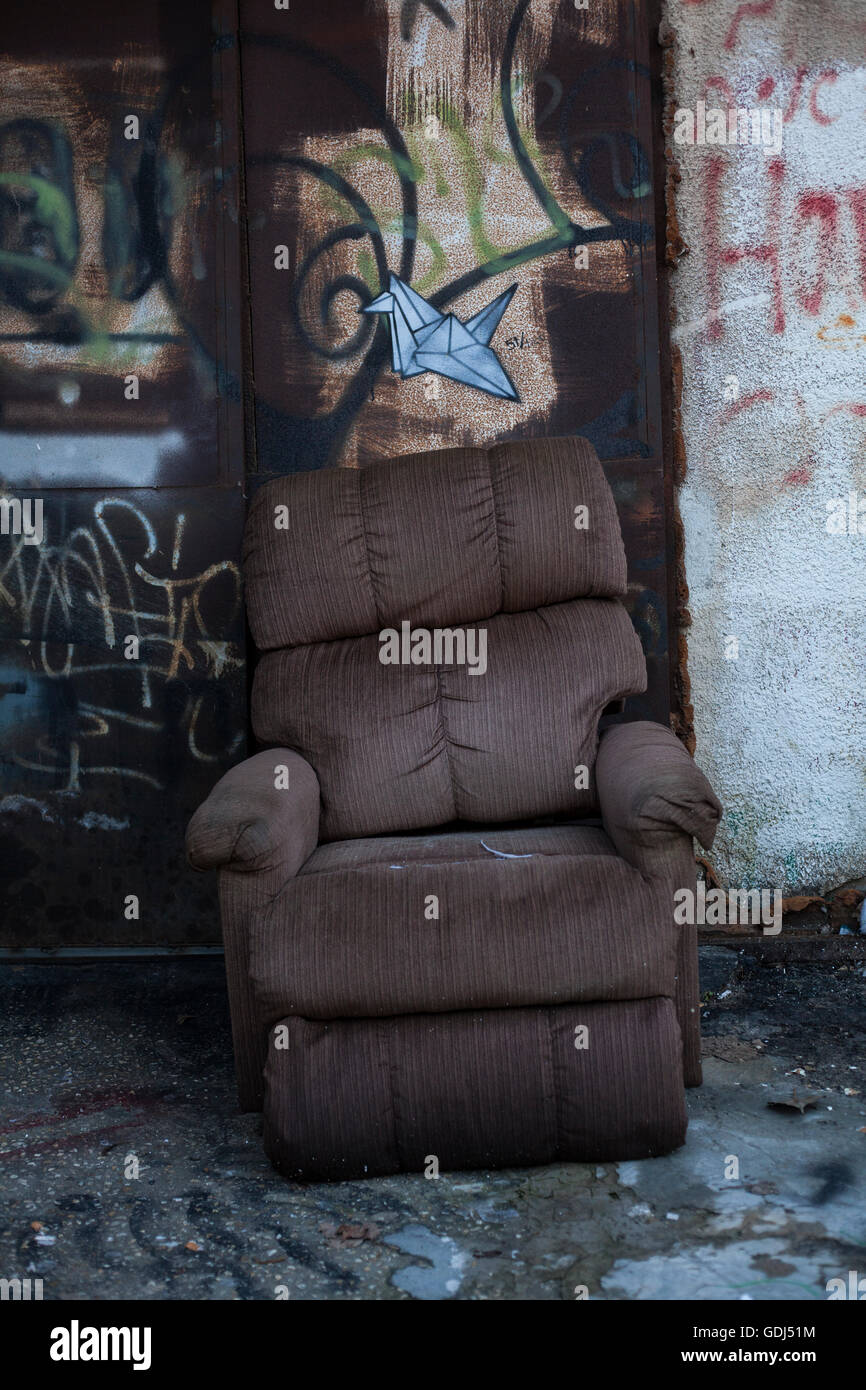 Fauteuil brun sale, sur son dessin d'un avion en papier Banque D'Images