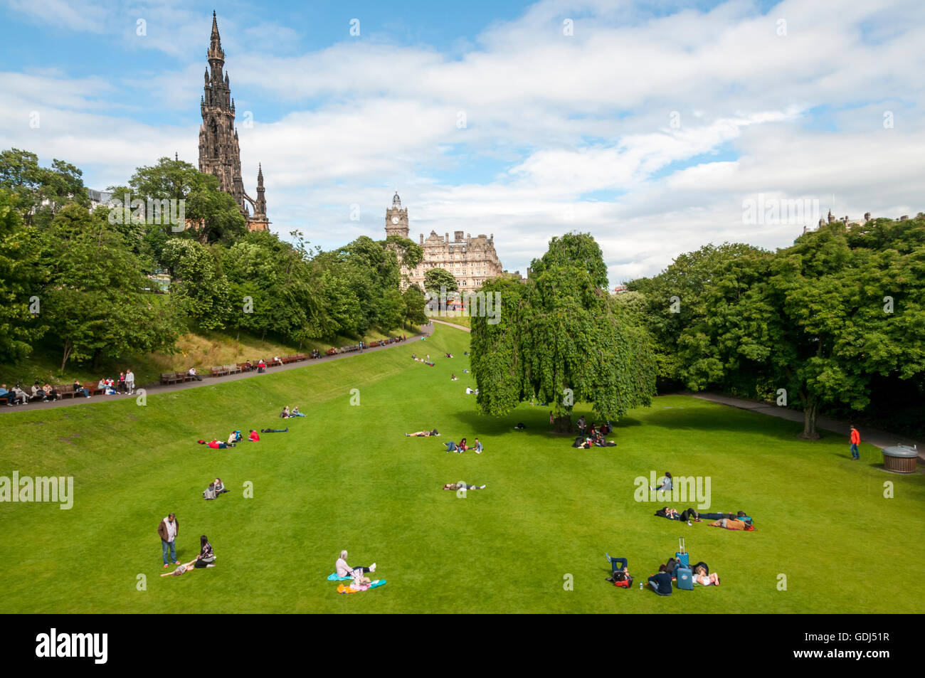 À l'Est des jardins de Princes Street d'Édimbourg, en Écosse avec Scott Monument situé sur le côté gauche et Balmoral Hotel en arrière-plan. Banque D'Images