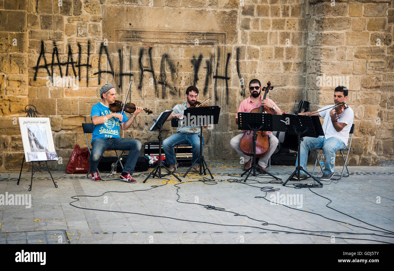 Les musiciens jouant de la musique pendant un festival de musique de rue dans les rues de Nicosie à Chypre Banque D'Images