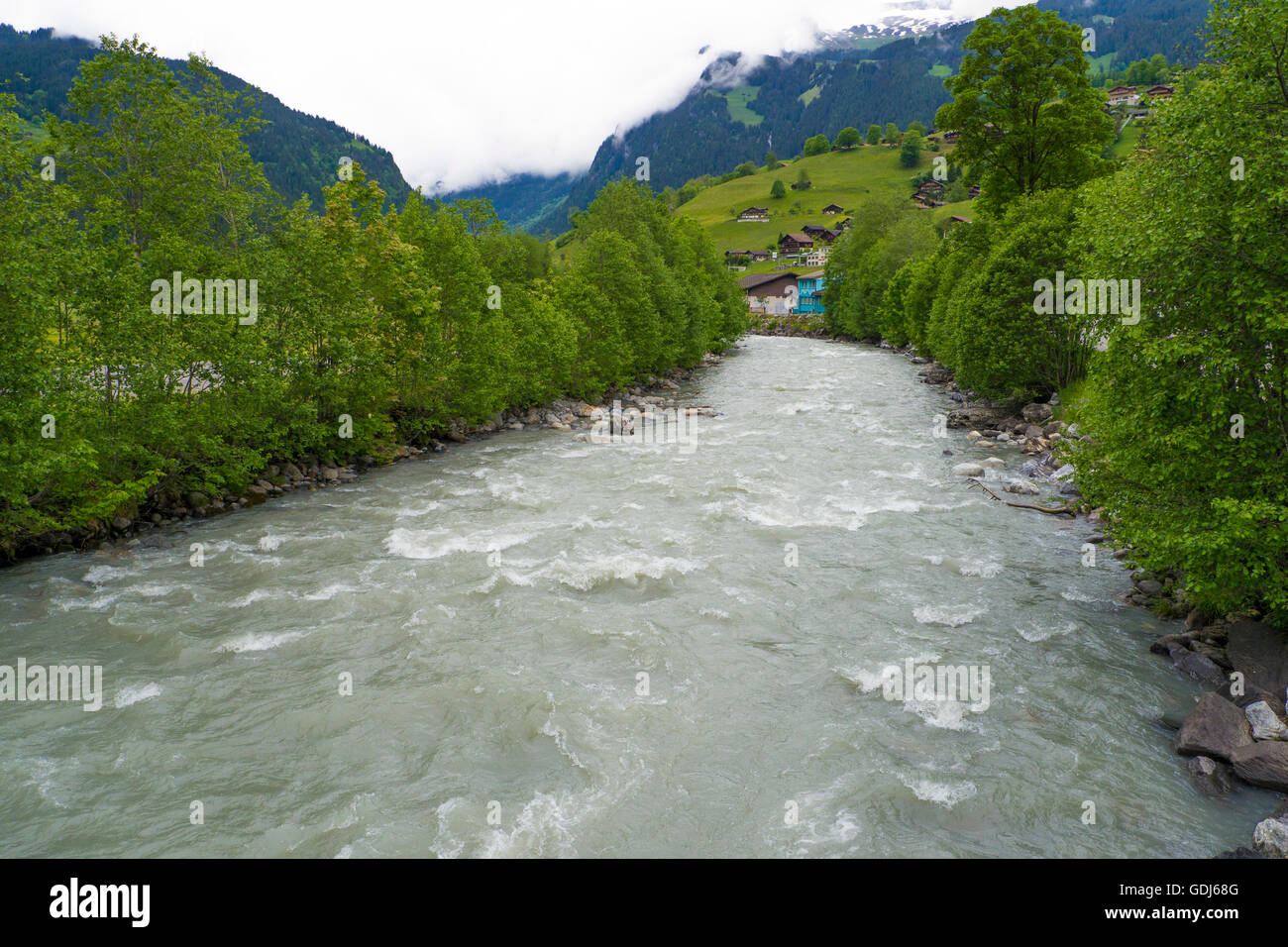 Un courant rapide de la rivière de montagne à Grindelwald Grund, Berne, Suisse Banque D'Images