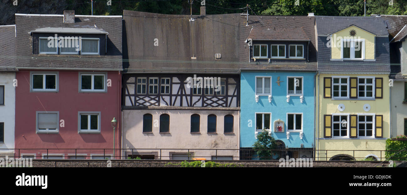 Une rangée de maisons colorées riverside sur le Rhin à Niederheimbach Rheinland-Pfalz, Allemagne,. Banque D'Images