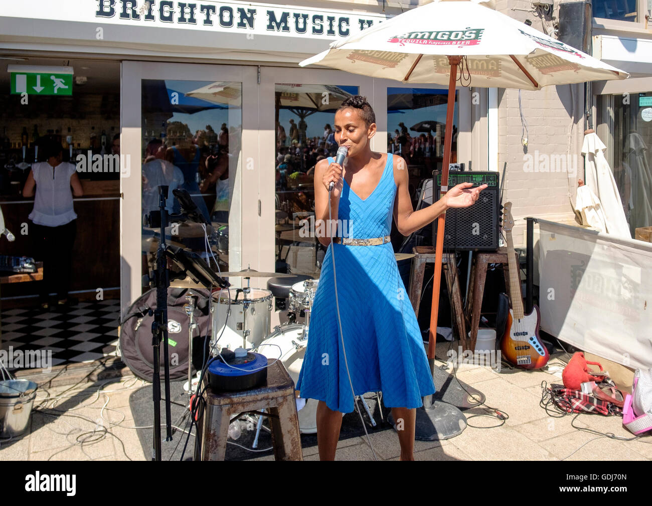 Juillet 2016 : un chanteur d'effectuer à la Brighton de musique de pub sur le côté inférieur de l'esplanade de la plage de Brighton. Banque D'Images