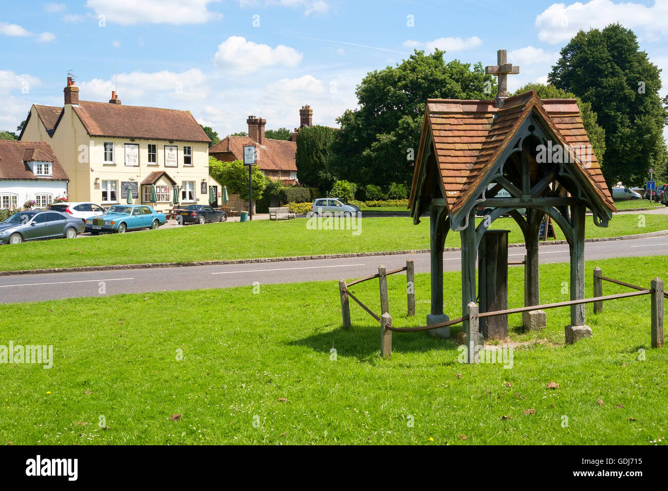 Le village vert de Headley, Surrey, UK - en premier plan une pompe à main, et dans l'arrière-plan le pub Royal Oak Banque D'Images