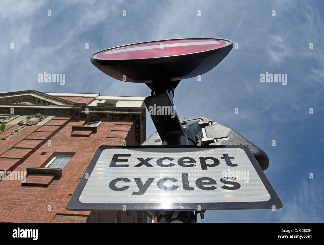 La signalisation routière indiquant pas d'entrée sauf pour les cycles, Chelsea, Londres, Angleterre Banque D'Images