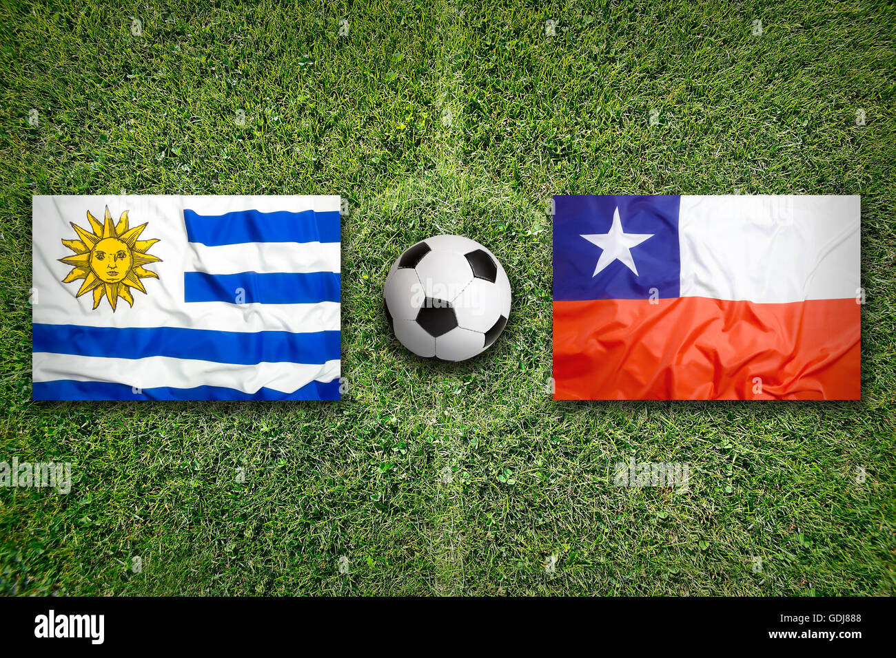 L'Uruguay et le Chili les drapeaux sur le terrain de soccer vert Banque D'Images