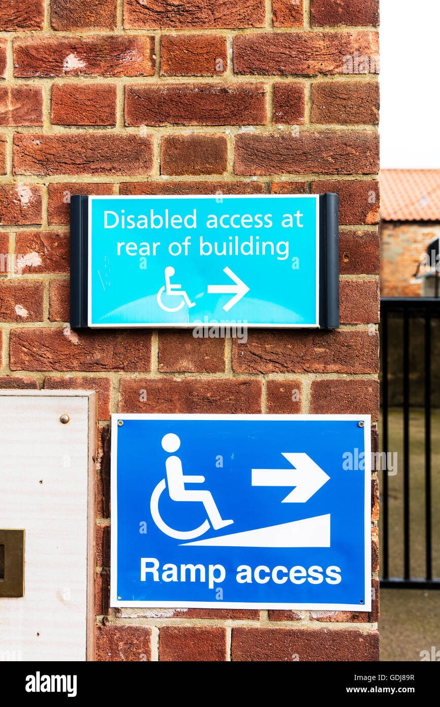 Mobilité rampe d'accès pour fauteuils roulants signes signe disponible UK Angleterre Banque D'Images