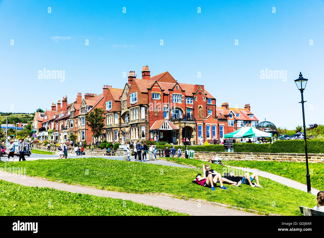 Robin Hoods Bay Yorkshire village soleil de l'été les visiteurs bénéficiant d'un temps superbe UK Angleterre villages Banque D'Images