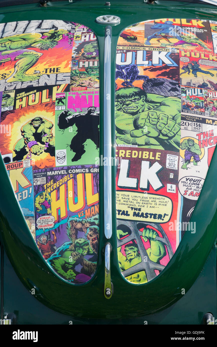 Incredible Hulk des couvertures de comics sur le capot d'un vieux VW Coccinelle voiture sur un VW Show Oxfordshire, Angleterre. Front end abstract Banque D'Images