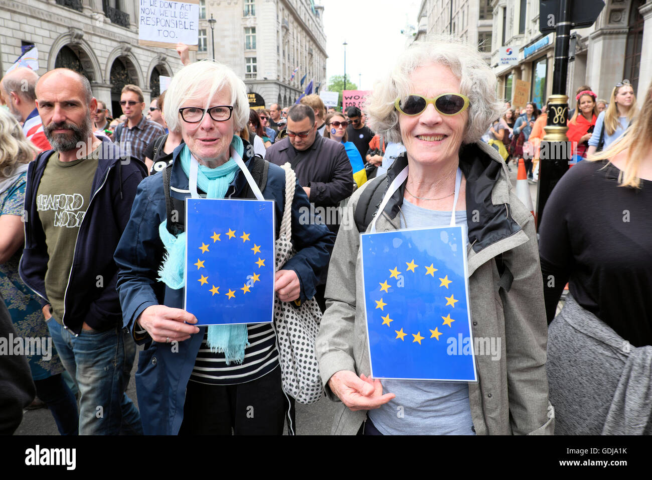 'Marche pour l'Europe" les électeurs restent femmes dossier de protestation mars démo à la place du Parlement dans Piccadilly Londres UK 23 juin 2016 KATHY DEWITT Banque D'Images