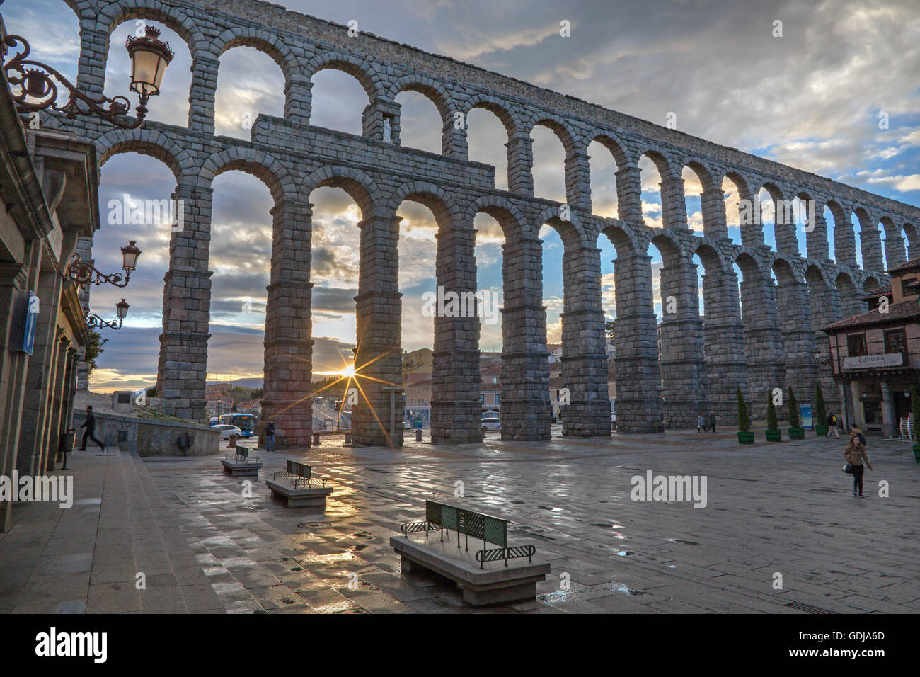 SEGOVIA, Espagne, 14 avril - 2016 : Aqueduc de Ségovie et Plaza del Azoguejo au crépuscule. Banque D'Images