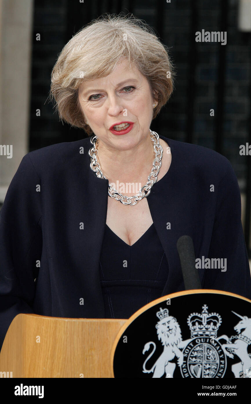 Theresa peut fait son premier discours en tant que Premier Ministre d'un support d'attente après avoir été invité par la Reine pour former un nouveau gouvernement. Banque D'Images