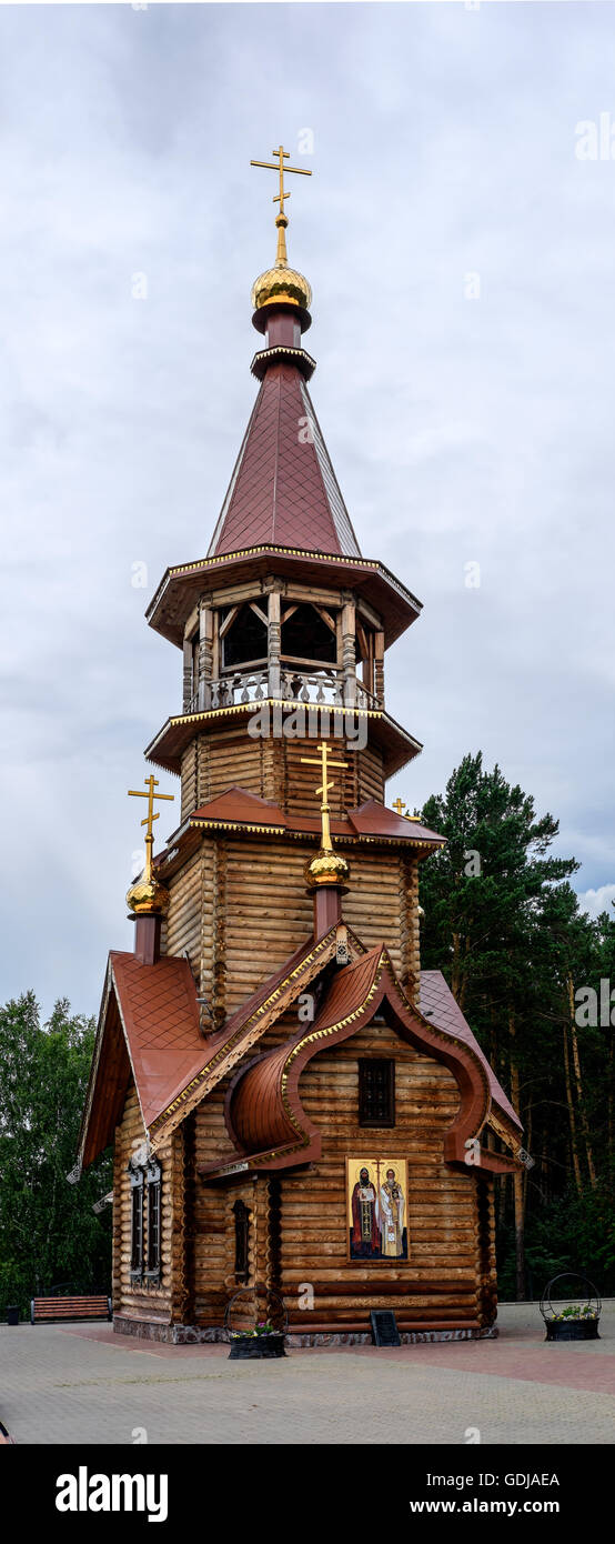 Belle église orthodoxe chrétienne en bois des saints Cyrille et Méthode chapelle à pisanitsa Tomskaya. La Sibérie. La taïga. Banque D'Images