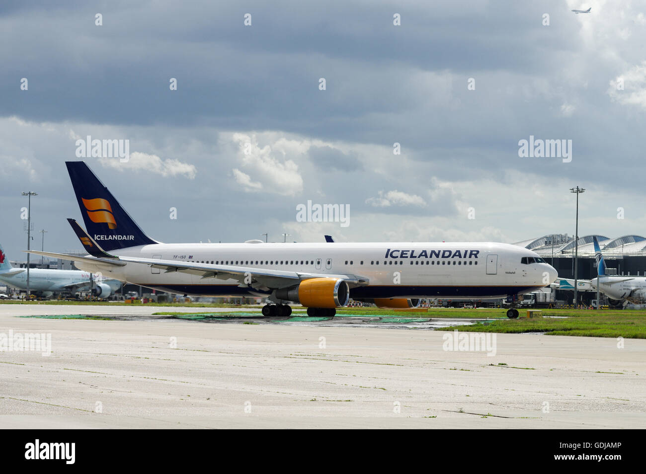 Boeing 767 d'Icelandair le roulage à l'aéroport Heathrow de Londres Banque D'Images