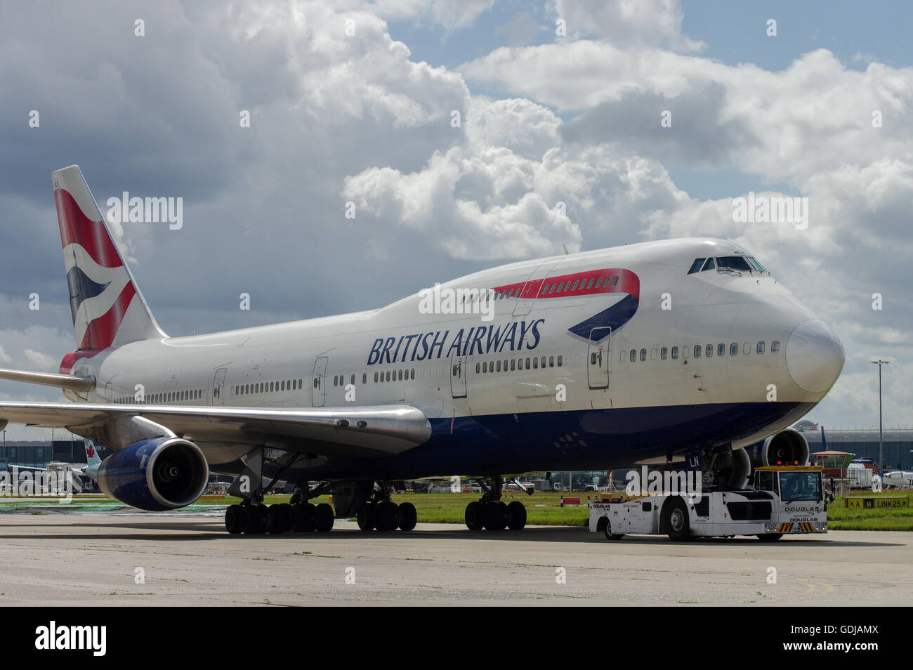 British Airways Boeing 747 remorqué pour rester à l'aéroport Heathrow de Londres Banque D'Images
