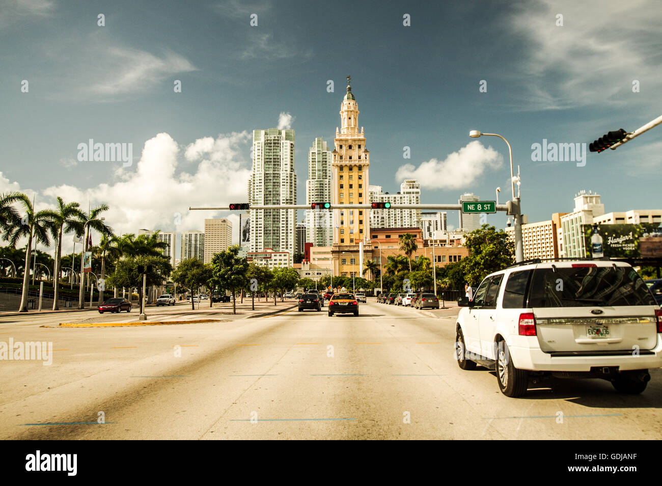 Freedom Tower à Miami comme vu à partir de l'autoroute vers le sud sur Biscayne Boulevard (route 1) Banque D'Images