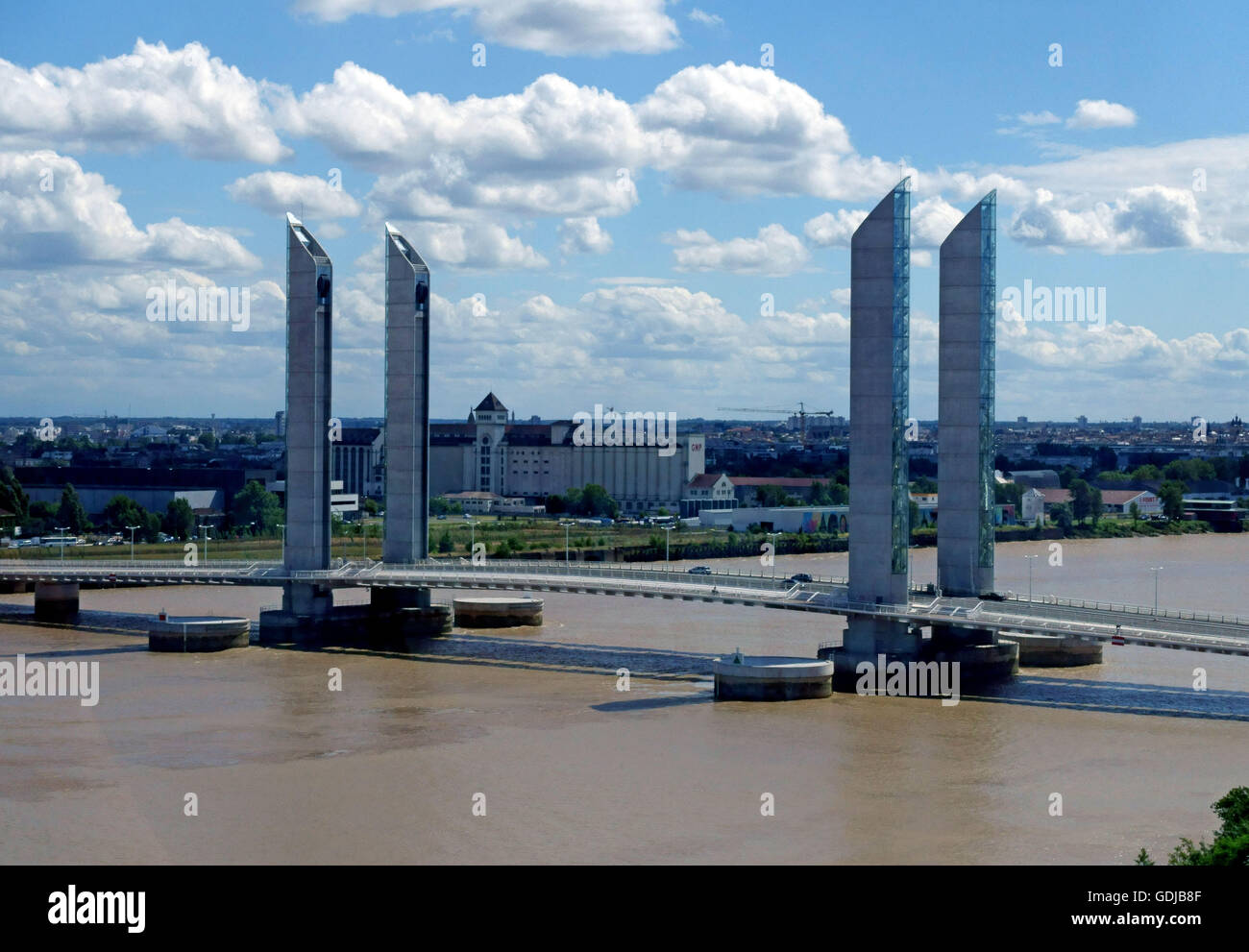 Pont Chaban-Delmas sur la Garonne à Bordeaux, France Banque D'Images Pont Chaban-Delmas sur la Garonne à Bordeaux, France Banque D'Images