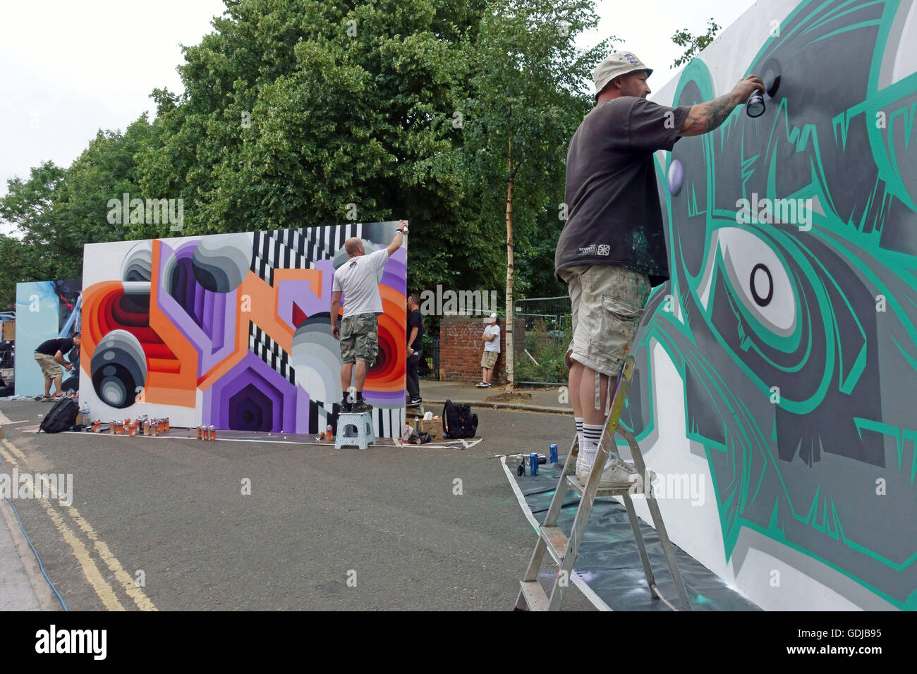 Graffiti artistes travaillant à la foire de l'art urbain à Brixton, Londres Banque D'Images