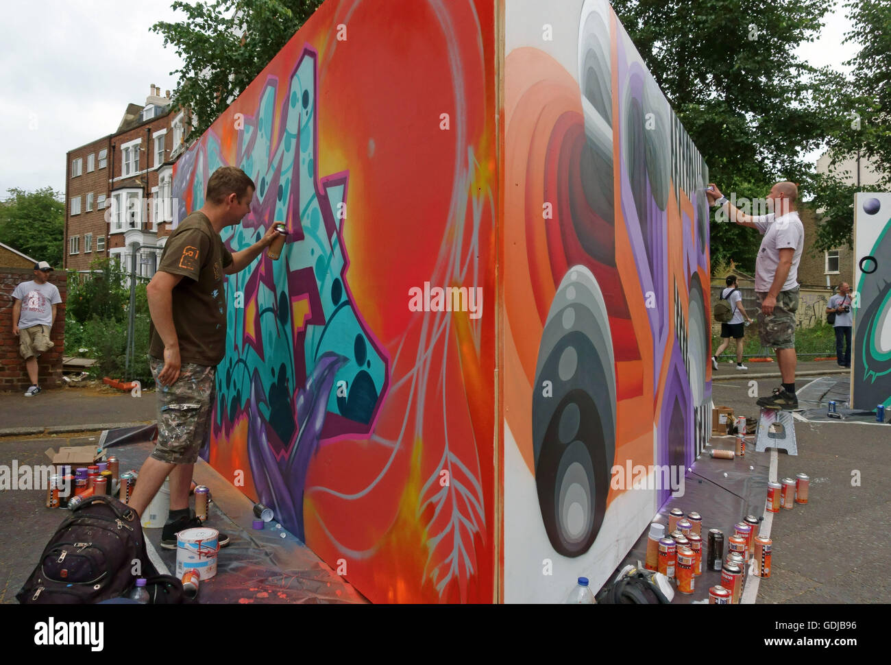 Graffiti artistes travaillant à la foire de l'art urbain à Brixton, Londres Banque D'Images