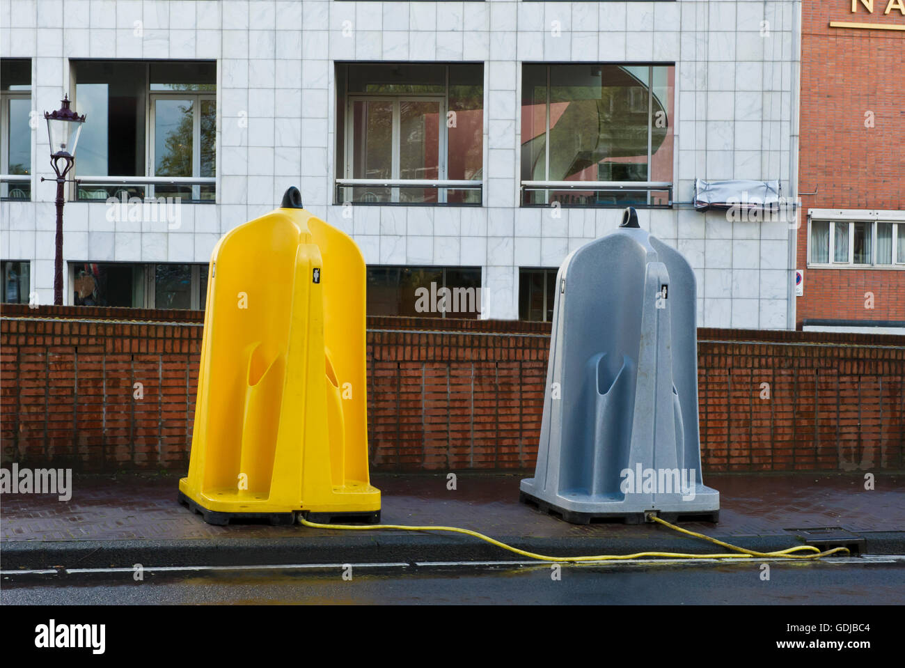 Toilettes portables mâles colorés dans une rue d'Amsterdam, Hollande, Pays-Bas. Banque D'Images