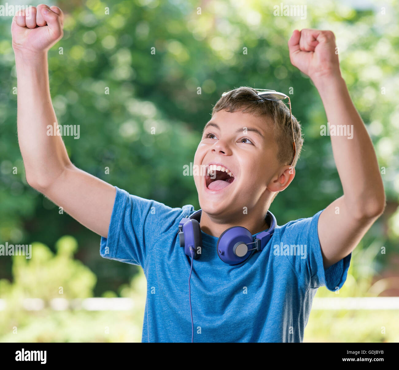 Teen boy with headphones Banque D'Images