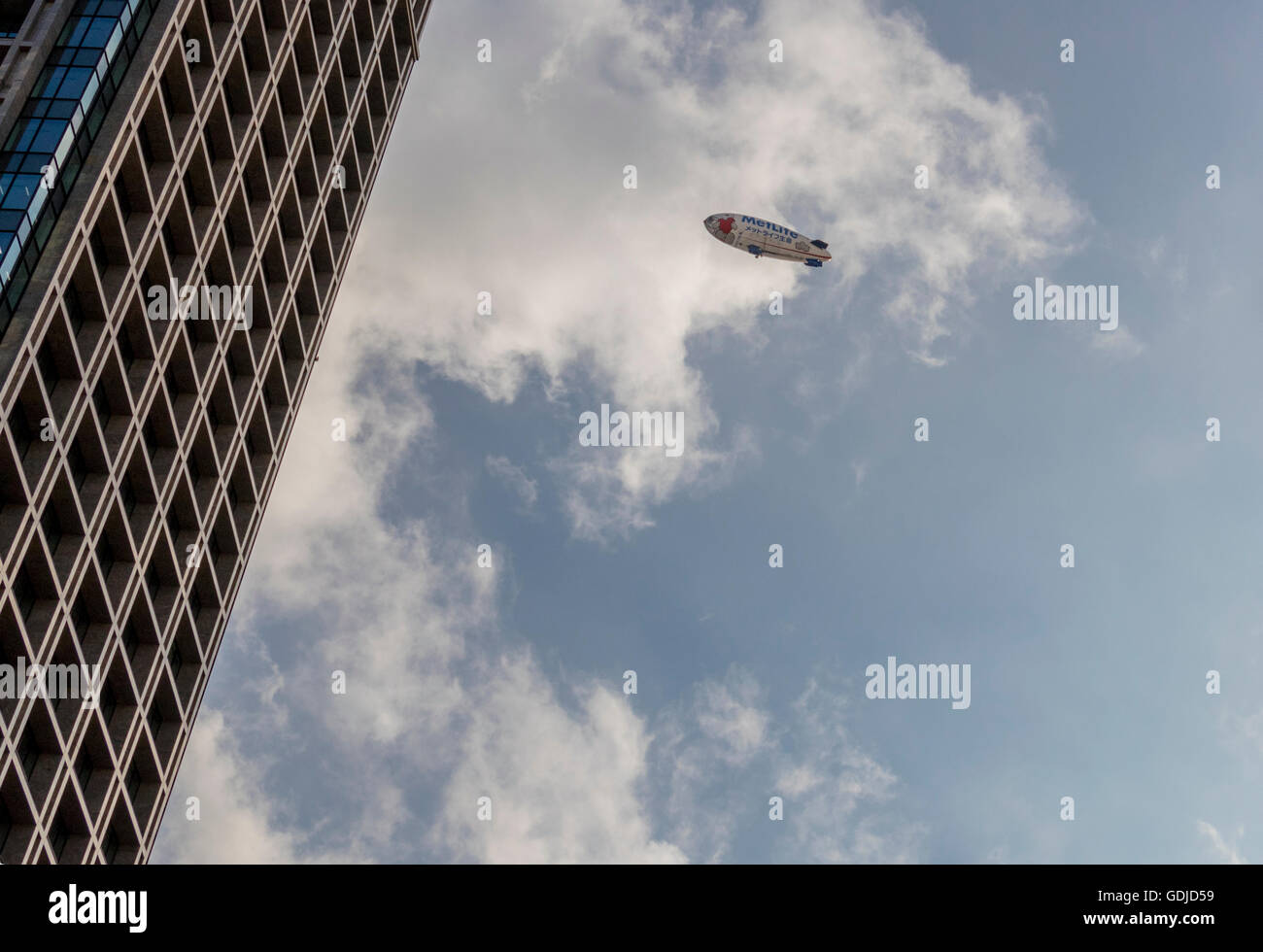 Airship sur Tokyo Japon Banque D'Images