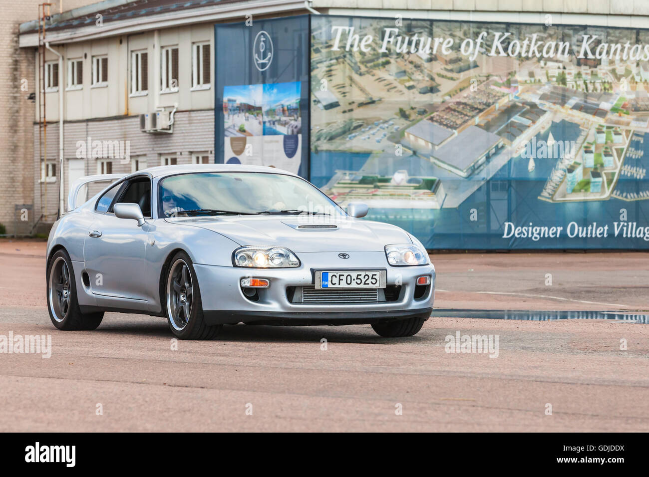 Kotka, Finlande - le 16 juillet 2016 : Argent gris Toyota Supra A80 s'abaisse, la large rue Banque D'Images