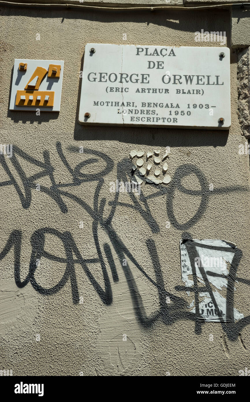La vieille ville de Barcelone en carrés dédié à George Orwell. Il s'est battu pour le côté des républicains contre Franco durant la guerre civile espagnole qui a commencé il y a 80 ans. Son expérience l'a conduit à écrire son célèbre ouvrage : "Hommage à la Catalogne". Barcelone, Espagne. Banque D'Images
