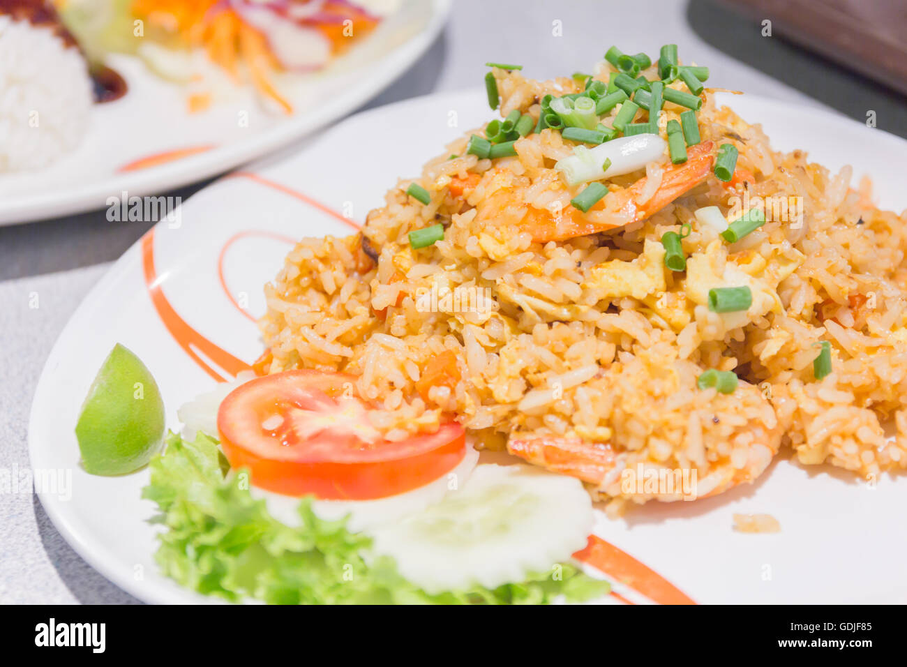 Riz frit à la chinoise fait maison avec des légumes, du poulet et d'œufs au plat servi sur un plateau (Selective Focus Focus, un tiers dans le Banque D'Images