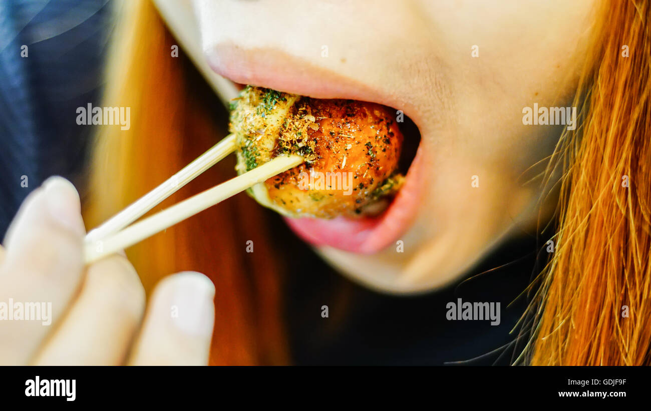 Femme part avec Fried dumpling boules Takoyaki - Japanese food Banque D'Images